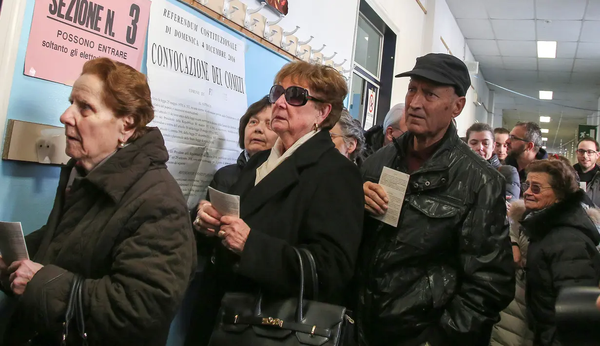 Orang mengantre untuk memberikan suara mereka Referendum Reformasi Konstitusi di Pontassieve, Italia, Minggu (4/11). Hasil referendum memenangkan suara menolak rencana Reformasi Konstitusi. (REUTERS / Paolo Lo Debole)