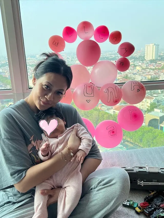 Meninggal 2 Bulan Usai Melahirkan, Ini 6 Potret Nanie Darham dan Keluarga Kecilnya