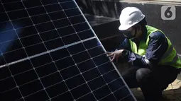 Pekerja memeriksa panel surya Utomo SolaRUV di Jakarta, Kamis (16/09/2021). Panel surya dengan Sertifikat Produk Penggunaan Tanda SNI (SPPT SNI) mengajak masyarakat untuk menjadi solarpreneur dengan menjadi mitra Juragan Atap Surya. (Liputan6.com/HO/Andrey)