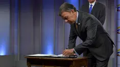 Presiden Kolombia Juan Manuel Santos menandatangani SK melegalkan penggunaan ganja untuk keperluan medis dan ilmiah, di Bogota, Selasa (22/12). SK itu mengatur budidaya, pengolahan, impor dan ekspor ganja untuk tujuan terapeutik (AFP/Presidencia Colombia)