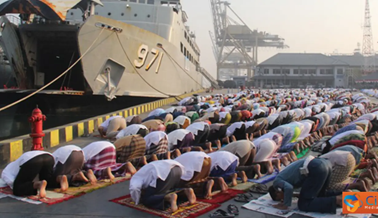Citizen6, Jakarta: Prajurit dan PNS Kolinlamil bersama masyarakat sekitar Mako Kolinlamil melaksanakan Salat Idul Fitri 1433 H, bertempat di Dermaga Kolinlamil, Tanjung Priok, Jakarta, Minggu (19/8). (Pengirim: Kadispen Kolinlamil).