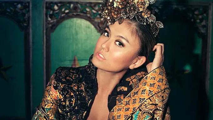 FOTO: Agnez Mo Dalam Balutan Batik dan Kebaya Nusantara Ini Gayanya Elegan