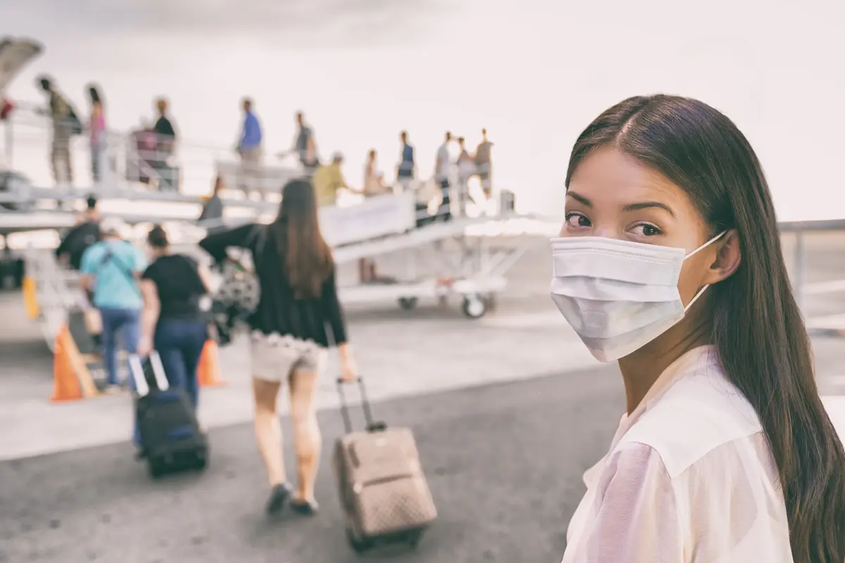 berangkat naik pesawat pakai masker covid-19