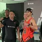 Atlet peraih medali emas muay thai PON Papua 2021 Jekson Karmela alias Kkajhe (tengah kanan) bakal menantang selebritas Randy Pangalila (tengah kiri) dalam main event Byon Combat Showbiz Vol. 3 di Tennis Indoor Senayan pada 22 Juni 2024. Pertarungan ini bakal memperebutkan sabuk nasional kickboxing perdana dari ISKA Indonesia. (Liputan6.com/Melinda Indrasari)