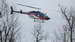 Helikopter Lifteam Air-Evac berangkat dari SMA Marshall County High School di Benton, Kentucky, Amerika Serikat, Selasa (23/1). Polisi mengamankan remaja lelaki berusia 15 tahun dalam penembakan mematikan tersebut. (Ryan Hermens / Matahari Paducah via AP)