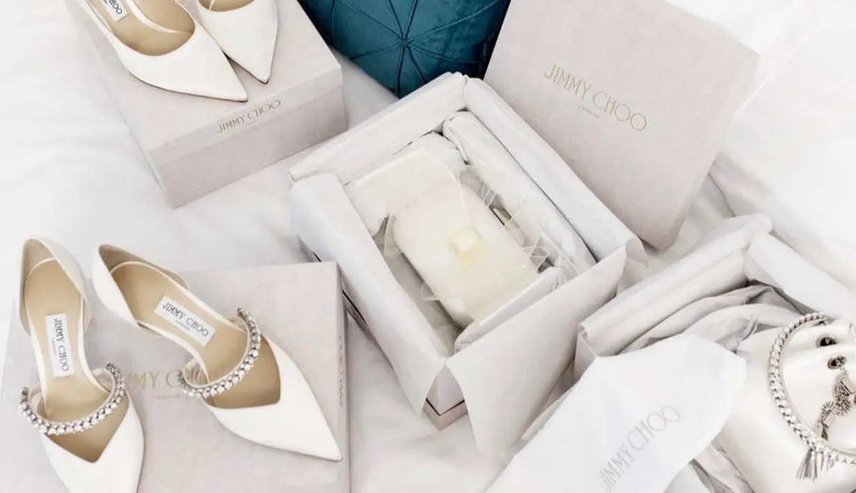 Gaun warna putih klasik itu dipadukan dengan veil dan pointed heels dari Jimmy Choo yang dirancang khusus. [Instagram/vogueweddings].