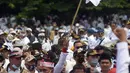 Massa Asosiasi Pemerintah Desa Seluruh Indonesia (Apdesi) melakukan unjuk rasa di kawasan Silang Monas, Jakarta, Kamis (16/12/2021). Apdesi menuntut Presiden Joko Widodo merevisi Perpres Nomor 104 Tahun 2021 tentang Rincian APBN 2022. (merdeka.com/Imam Buhori)
