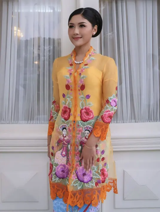 Erina Gudono dibalut kebaya encim oranye dihiasi bordiran bunga dipadukan kain batik birunya. Instagram/@erinagudono