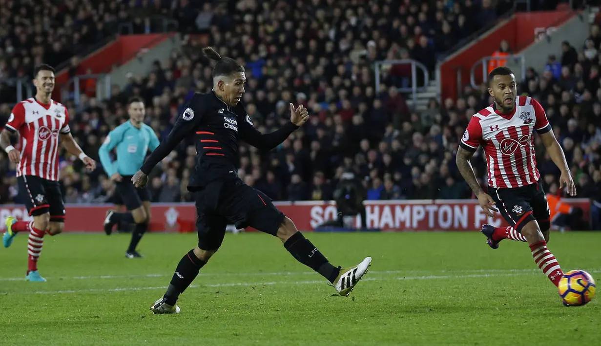 Gelandang Liverpool, Roberto Firmino, berusaha membobol gawang Southampton. Sementara Southampton masih tertahan pada papan tengah Premier League. (Reuters/Matthew Childs)