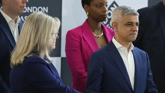 Sadiq Khan, sosok Muslim yang terpilih untuk ketiga kali sebagai wali kota London. Ia berpidato usai kemenangannya pada Sabtu 4 Mei 2024 di City Hall, London, Inggris. (AP/Alastair Grant)