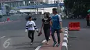 Warga melakukan aktivitas olah raga pagi di kawasan Thamrin, Jakarta, (10/7). Meskipun tidak diberlakukannya car free day di minggu pertama Idul Fitri namun masih ada masyarakat yang memanfaatkan sepinya jalanan Ibu Kota. (Liputan6.com/Angga Yuniar)