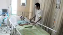 Perawat mengecek kondisi Benny Panjaitan, vokalis grup band Panbers yang dirawat di rumah sakit Sari Asih, Tangerang, Banten, (31/12). Dalam karir bermusik, Panbers sudah menciptakan sekitar 700 lagu dan ratusan album. (Liputan6.com/Helmi Afandi)