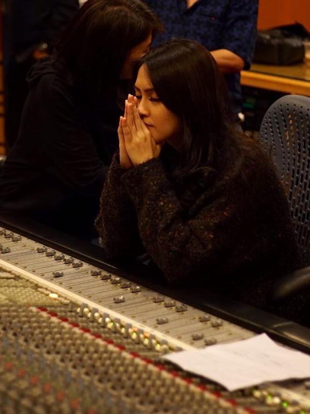 6 Potret Cantik Deanda Puteri, Penyanyi Pendatang Baru Keponakan Kaka Slank