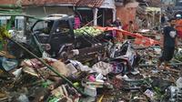 Kecelakaan Maut Bumiayu menghantam kendaraan, rumah warga dan 12 orang meninggal. (Liputan6.com/Fajar Eko Nugroho)