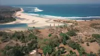 Pulau sumba dengan ekstis keindahan alam dan rumah adat di pinggir pantai.(Liputan6,com)