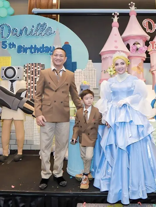 <p>Bella mengenakan ball gown warna baby blue persis dengan Cinderella. Dengan lengan model balon putih organza. [@bellashofie_rigan]</p>