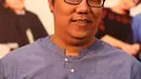 Bagi Erwin Gutawa, memiliki jam terbang bermusik tak menjadikannya batasan untuk tidak berdiskusi dengan musisi muda. (Andy Masela/Bintang.com)