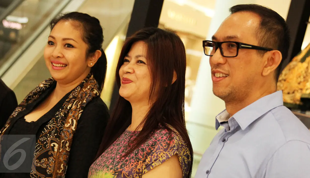 (Ki-ka) Era Soekamto, Heru Santoso dan Halina saat menghadiri Seni Instalasi Iwan Tirta Private Collection, Jakarta, Kamis (1/10/2015). (Liputan6.com/ Immanuel Antonius)