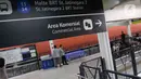 Halte Transjakarta Jatinegara 2 yang terintegrasi langsung dengan Stasiun Jatinegara di Jakarta Timur diresmikan hari ini, Rabu (4/1/2023). Bagi penumpang yang ingin lanjut naik kereta api atau KRL Jabodetabek, juga tersedia gate pembayaran yang tersambung langsung dengan Stasiun Jatinegara. (Liputan6.com/Herman Zakharia)