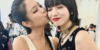 Di Paris Fashion Week, Nana Komatsu bertemu dengan Jennie Blackpink yang mencium pipinya. Keduanya tampil seperti Yin &amp; Yang. @nanakomatsu71