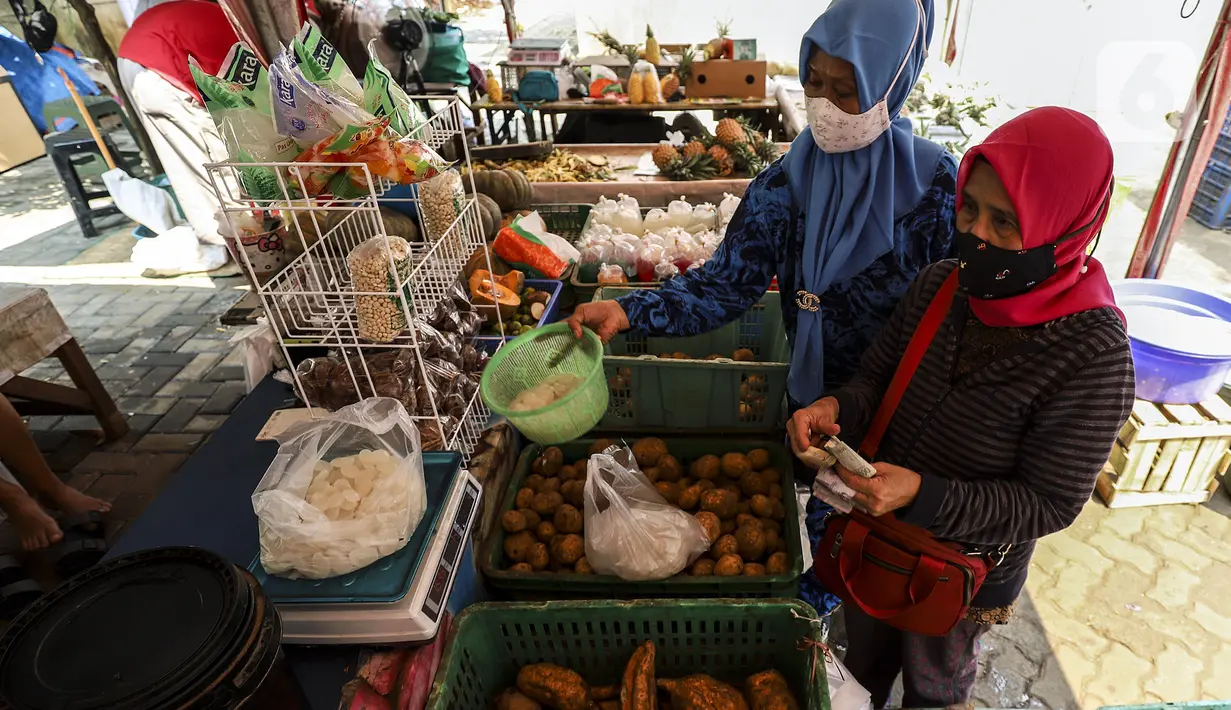 Aktivitas jual beli di Pasar Mitra Tani (PMT) Pasar Minggu, Jakarta Selatan, Jumat, (7/5/2021). Sehubungan libur Idul Fitri 1442 H, PMT tutup sementara yakni dari tanggal 12-16 Mei 2021. (Liputan6.com/Johan Tallo)