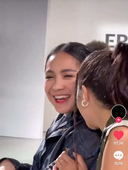 <p>Nagita Slavina tak sanggup lagi menahan tawanya. (Foto: Instagram/ @uusbiasaaja via TikTok)</p>