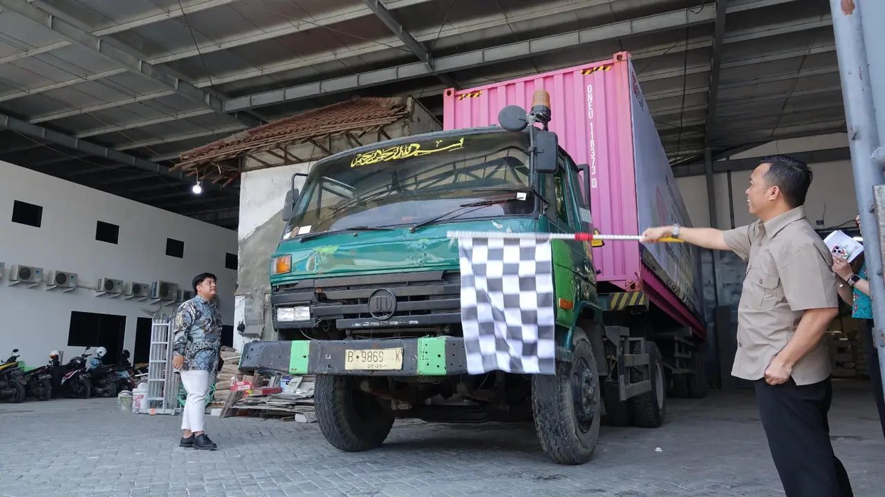Ekspor perdana peralatan rumah tangga dari plastik yang diproduksi PT Benteng Mas Persada (BMP) dari Surabaya.
