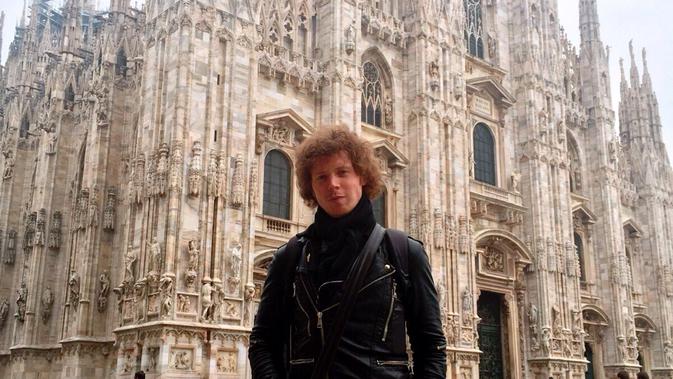 Matt Arkarna Nyanyikan 'Kebyar-kebyar' di Italia - ShowBiz Liputan6.com