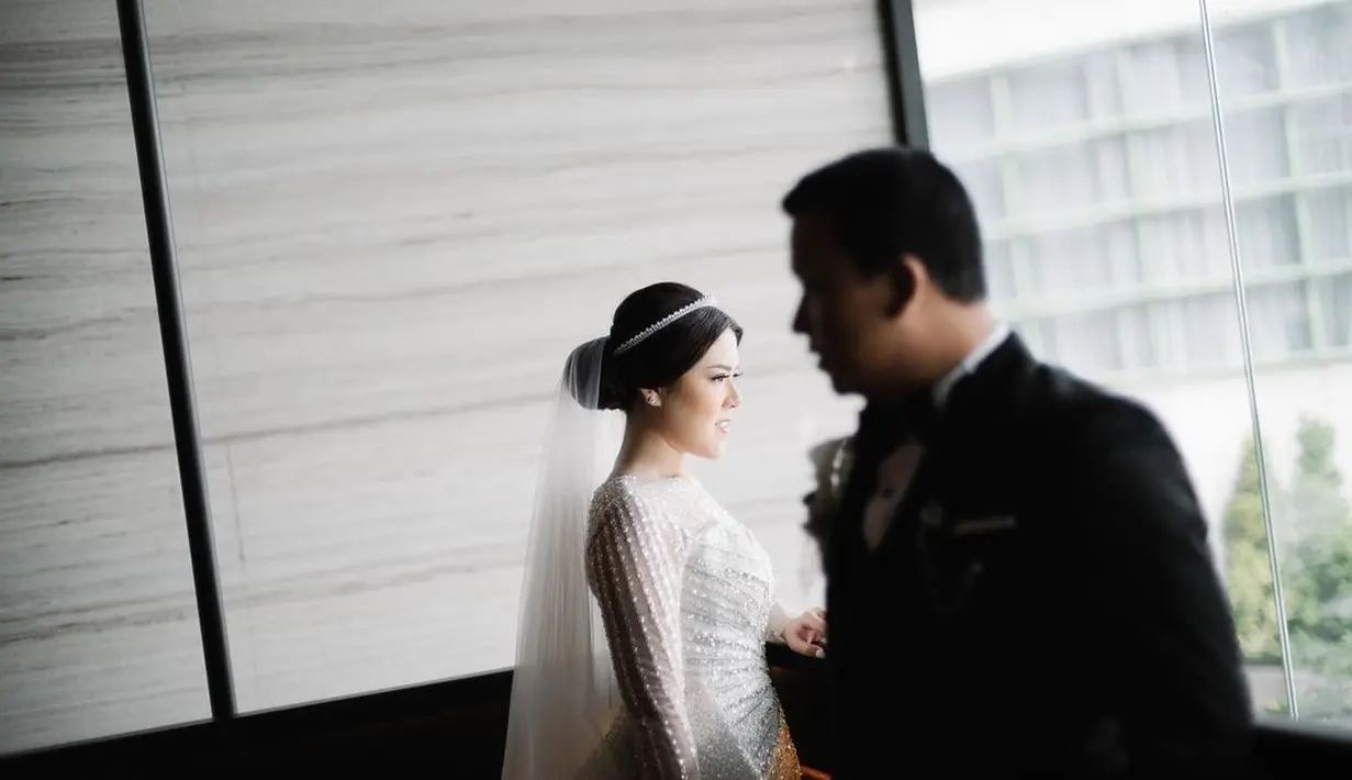 Tatanan rambut yang digelung ke belakang menghadirkan gaya sleek look, Tina Toon menambahkan tiara yang sederhana, namun memikat sebagai hair piece. Foto: Instagram.