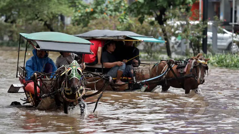 Delman Jadi Transportasi Unik Lewati Banjir di Kelapa Gading