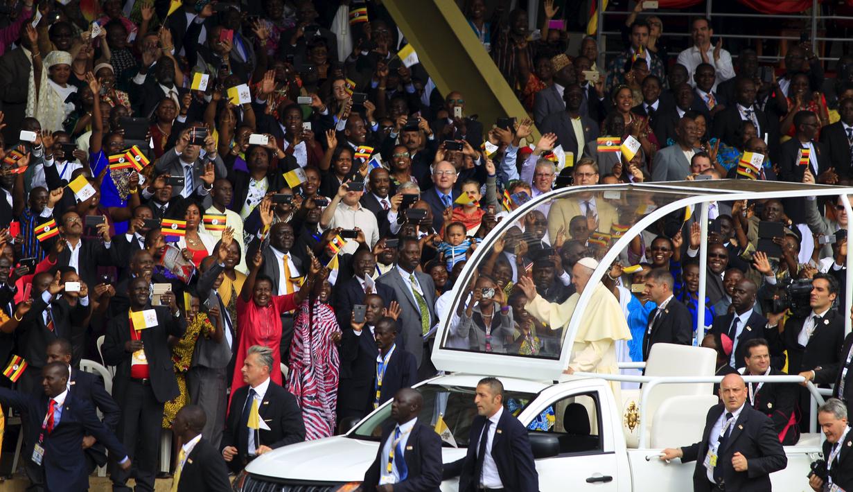 Ribuan warga Uganda memberikan sambutan yang meriah untuk Paus Francis yang ingin berceramah di kuil Uganda Martir di Namugongo, Uganda, (28/11). (REUTERS/James Akena)