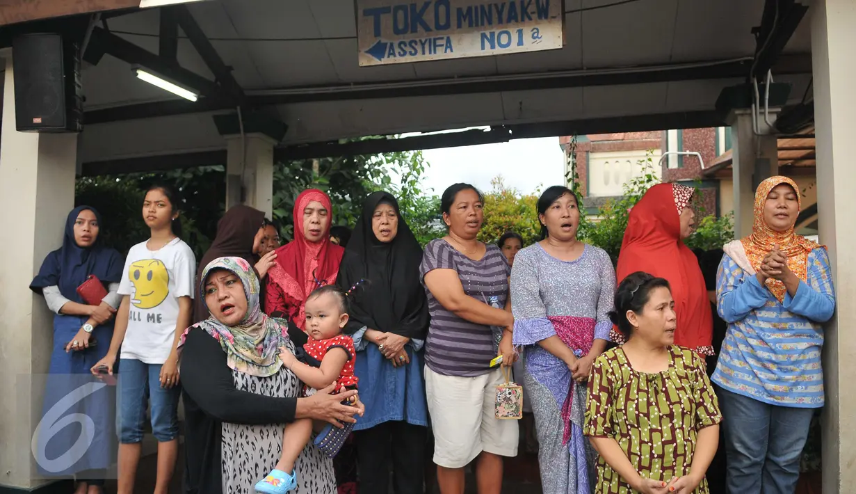 Sejumlah warga Kampung Luar Batang menunggu kedatangan Yusril Izha Mahendra, Jakarta, Rabu (6/4). Kedatangan Yusril untuk menerima mandat dari warga Kampung Luar Batang untuk menolak rencana revitalisasi Pemprov DKI Jakarta. (Liputan6.com/Gempur M Surya) 