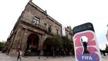 Seorang wanita berjalan melewati jam hitung mundur Piala Dunia 2026 di Guadalajara, Negara Bagian Jalisco, Meksiko pada 10 September 2025. (ULISES RUIZ/AFP)