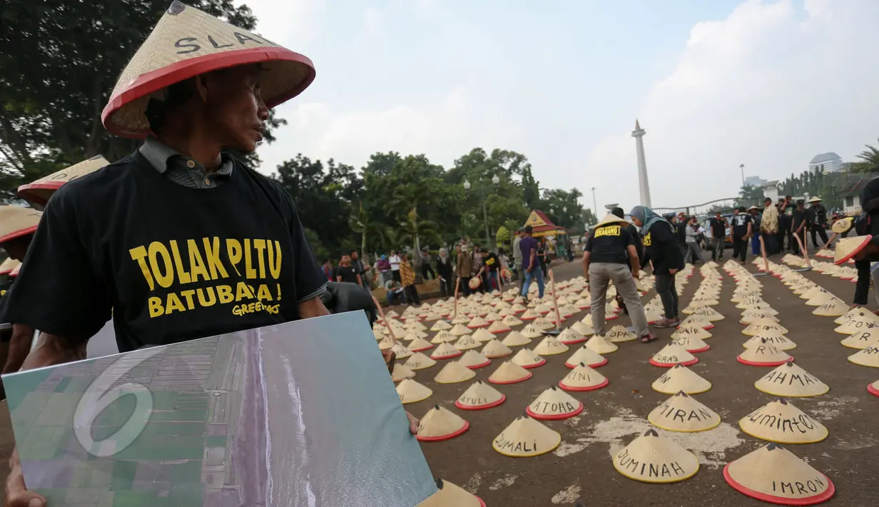 Sejumlah warga Batang  menggelar aksi menolak rencana pembangunan PLTU batubara Batang, di depan Istana Merdeka, Jakarta, Rabu (3/6). Dalam aksi tersebut, mereka meminta Presiden Jokowi menghentikan pembangunan PLTU itu. (Liputan6.com/Faizal Fanani)