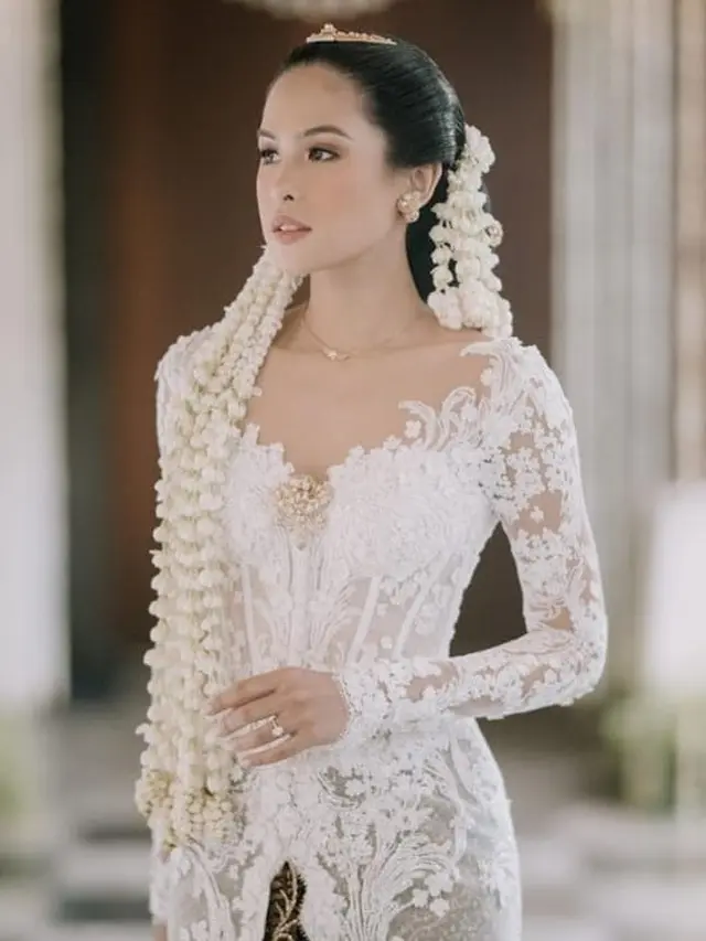Potret Maudy Ayunda kenakan baju pengantin adat Jawa