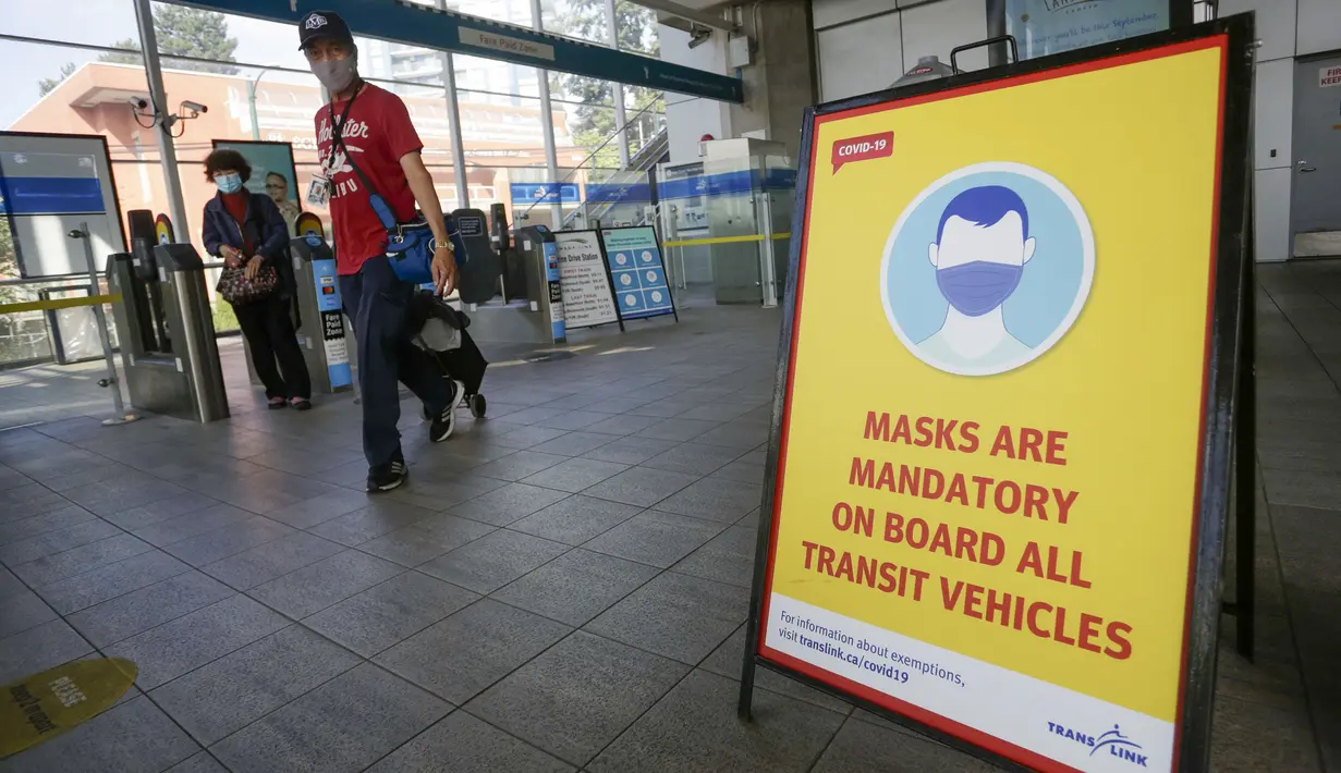 Sebuah papan terlihat di pintu masuk stasiun SkyTrain untuk mengingatkan masyarakat tentang kebijakan baru penggunaan masker di Vancouver, British Columbia, Kanada (24/8/2020). (Xinhua/Liang Sen)