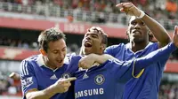 Chelsea&#039;s Ashley Cole, Frank Lampard and Didier Drogba celebrates the own goal by Arsenal&#039;s Ivory Coast player Kolo Toure during their Premiership football match at The Emirates Stadium on May 10, 2009. AFP PHOTO/IAN KINGTON
