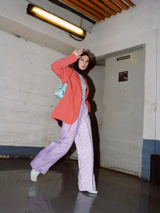 Untuk tampilan ala cewek kue, bisa sontek gaya influencer Tantri Namirah ini. Padukan blazer pink dengan inner baby blue dan celana kulot nuansa warna ungu. Sementara untuk hijab, pilih warna basic seperti hitam. (Instagram/tantrinamirah).