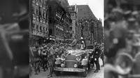 Blutfahne adalah bendera Nazi Jerman yang disebut-sebut terpercik darah para pejuang Hitler yang tewas saat memberontak melawan pemerintah Jerman sebelum Nazi. (Sumber Wikimedia Commons)