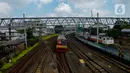 Kereta Rel Listrik (KRL) Commuter line melintas di Stasiun Klender, Jakarta, Kamis(16/4/2020). Kereta rel Listrik Commuter line untuk wilayah Jabodetabek direncanakan akan diberhentikan mulai 18 April 2020. Penghentian dilakukan sementara setelah PSBB di wilayah Tangerang. (merdeka.com/Imam Buhori)