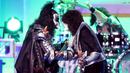 Aksi panggung Gene Simmons dan Tommy Thayer KISS selama 23rd Annual Race to Erase MS Gala di California, USA (15/4). Sampai saat ini, KISS telah merilis 44 album, dan terjual lebih dari 100 juta album di seluruh dunia. (AFP PHOTO/Frederick M. Brown)