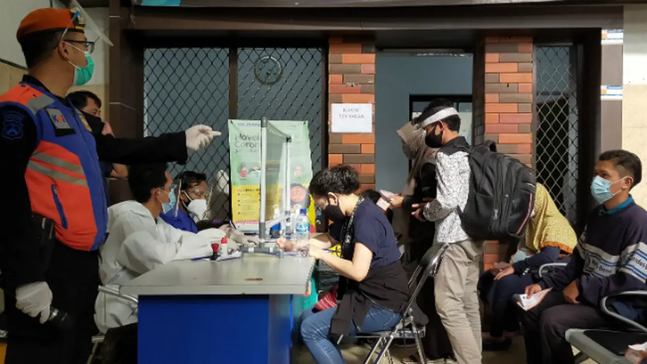 Lonjakan Antrian Penumpang Rapid Test Antigen di Stasiun Malang
