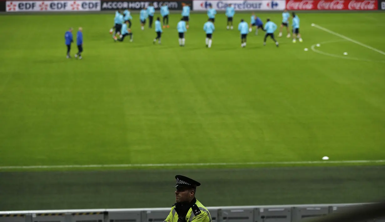 Menghindari tindak terrorisme, polisi Inggris melakukan penjagaan saat latihan timnas Prancis jelang laga ujicoba melawan Inggris di Stadion Wembley, Inggris, Senin (16/11/2015). (AFP Photo/Adrian Dennis)