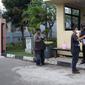 Polres Tangerang memperketat pengawasan orang yang masuk ke kantor polisi usai bom bunuh diri di Polsek Astana Anyar Bandung. (Liputan6.com/Pramita Tristiawati)