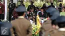 Presiden Jokowi (kedua kanan) berbincang dengan Jaksa Agung M. Prasetyo saat hari Bhakti Adhyaksa ke-55 di Kejaksaan Agung, Jakarta, Rabu (22/7/2015). Tema hari Bhakti Adhyaksa ke-55 'Tingkatkan Kinerja, Bela Anak Bangsa.' (Liputan6.com/Faizal Fanani) 