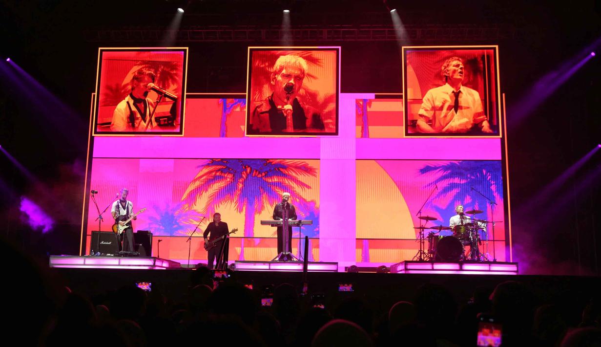 Penampilan grup band asal Denmark, Michael Learns to Rock di konser 90's Intimate 2nd Edition di Istora Senayan, Jakarta, Sabtu (7/2/2026). Istora Gelora Bung Karno, Senayan, Jakarta, Sabtu (7/2/2026) malam kembali bergemuruh. Kali ini, gemuruh disebabkan riuh nuansa nostalgia musik era 1990-an. (Fimela.com/Adrian Putra)