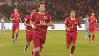 Striker Timnas Indonesia, Ole Romeny berselebrasi setelah menjebol gawang Singapura pada laga Grup A FIFA ASEAN Cup 2026 di Stadion Utama Gelora Bung Karno, Jakarta, Jumat (25/9/2026). (Bola.com/Budy Santoso)
