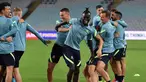 Para pemain Australia menghadiri sesi latihan sehari menjelang Kualifikasi Piala Dunia 2022 zona Asia di Stadium Australia, Rabu (23/3/2022). Big match Australia vs Jepang akan digelar di Stadion Australia, pada Kamis, 24 Maret 2022. (SAEED KHAN / AFP)