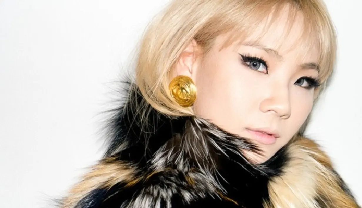 CL 2NE1 terlihat begitu memesona saat rambutnya berwarna pirang. Dengan tatapan mata yang tajam, membut dirinya tampak semakin seksi. (Foto: soompi.com)