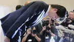 Anggota Parlemen Jepang Kensuke Miyazaki saat melakukan konferensi pers di Tokyo, Jepang, (12/2). Anggota parlemen Jepang ini mengundurkan diri setelah ketahuan selingkuh dengan model bikini saat istrinya sedang hamil. (AFP / Jiji Press)